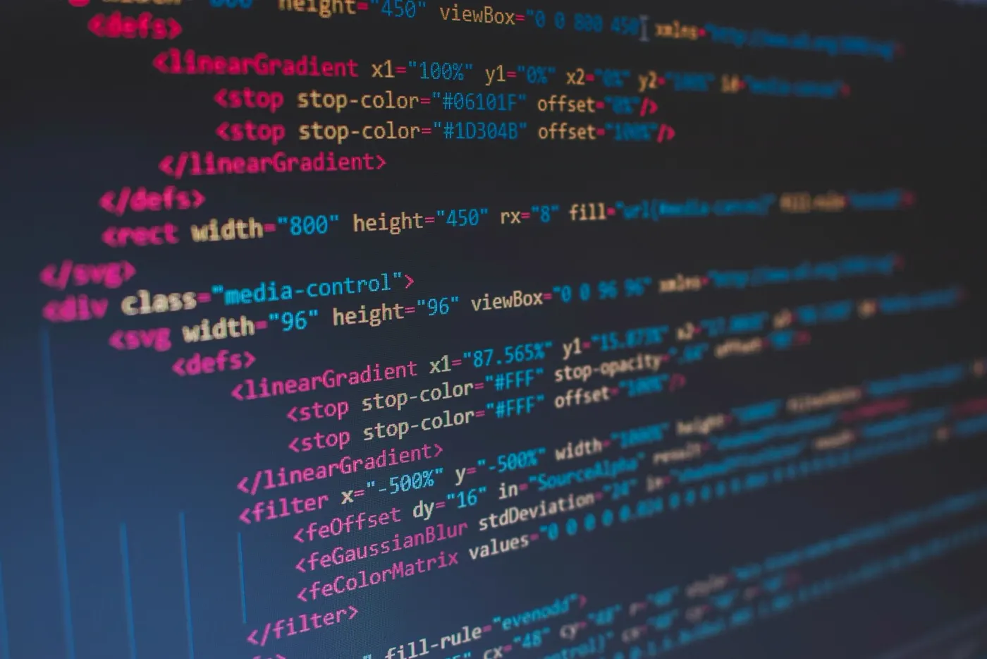 Código fuente en la pantalla de un editor, representando el trabajo de un agente de IA dentro de un repositorio