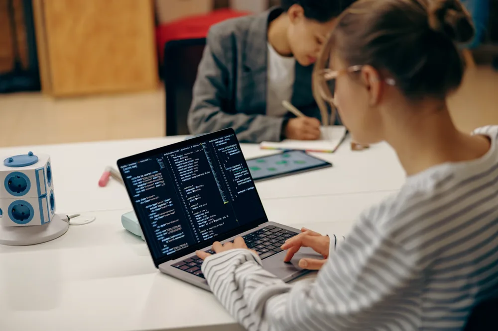 Aplicaciones y MVP con desarrollo asistido por IA